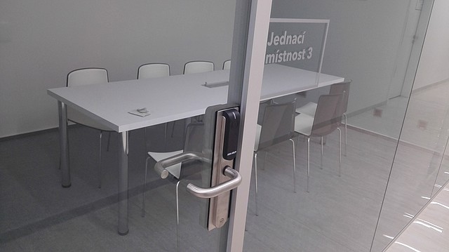 Instalace Aperia V3 na dveřích jednací místnosti