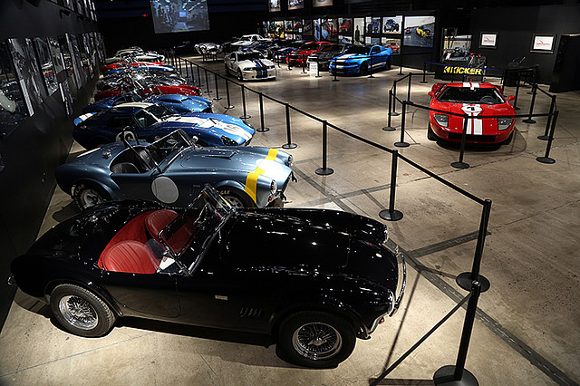 Muzeum automobilky Shelby vystavuje desítky historických vozů v hodnotě miliónů dolarů