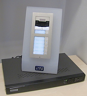 Dveřní komunikátor 2N v propojení s rekordérem DINOX