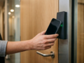 Mobil jako klíč: Jak řešit přístup telefonem a QR kódy v Dominus3
