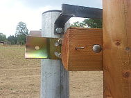 Plotový detekční systém SIOUX na dřevěném plotě